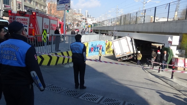 Altgeçitte İlerleyen Kamyonet Yol İle Köprü Arasına Sıkışarak Havada Asılı Kaldı