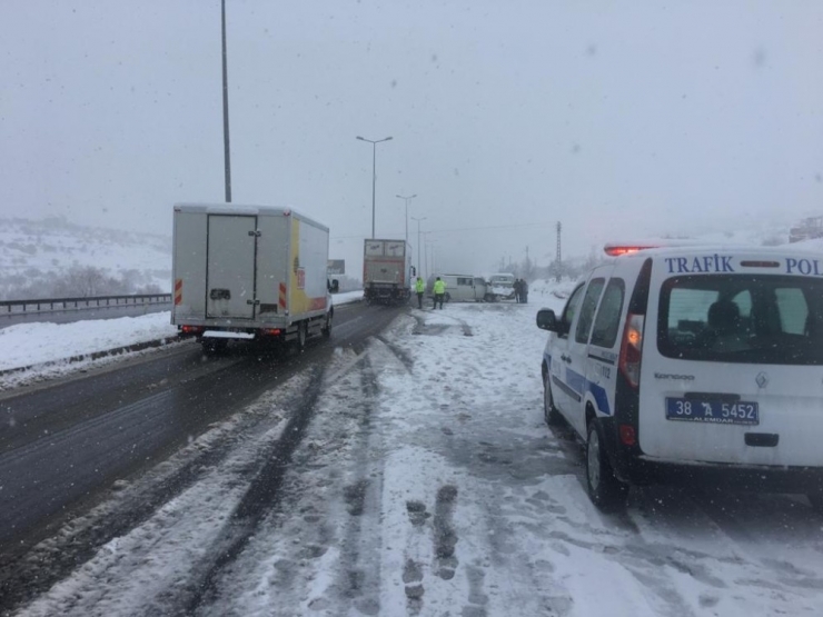 Hafif Ticari Araç, Tıra Çarptı: 3 Yaralı