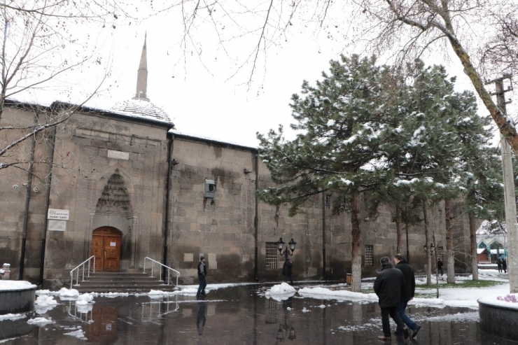782 Yıllık Cami Boş Kaldı