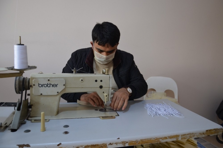 Kırıkhan’da Günde 2 Bin Maske Üretiliyor