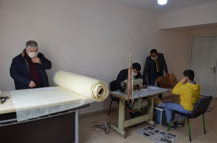 Kırıkhan’da Günde 2 Bin Maske Üretiliyor