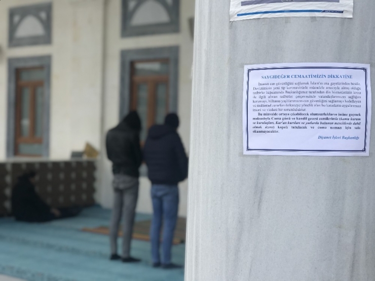 Caminin Kapalı Olduğunu Gören Cemaat Kapıdan Geri Döndü