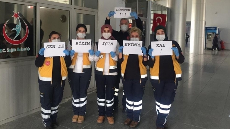 Sağlık Personellerinden Vatandaşlara "Evde Kalın" Uyarısı