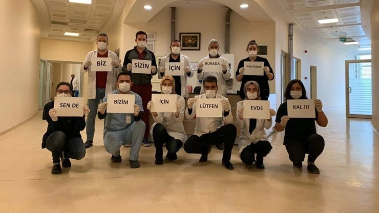 Sağlık Personellerinden Vatandaşlara "Evde Kalın" Uyarısı