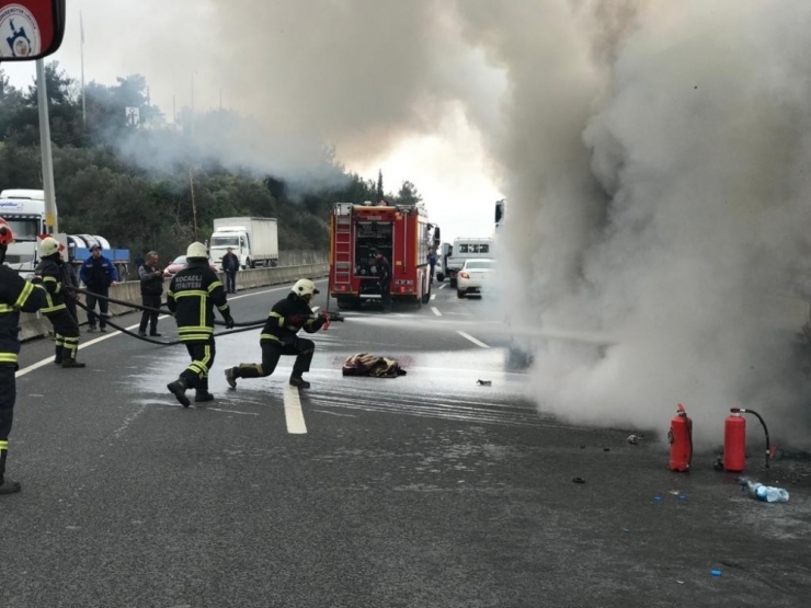 Alev Alan Tırı Küle Dönmekten İtfaiye Ekipleri Kurtardı