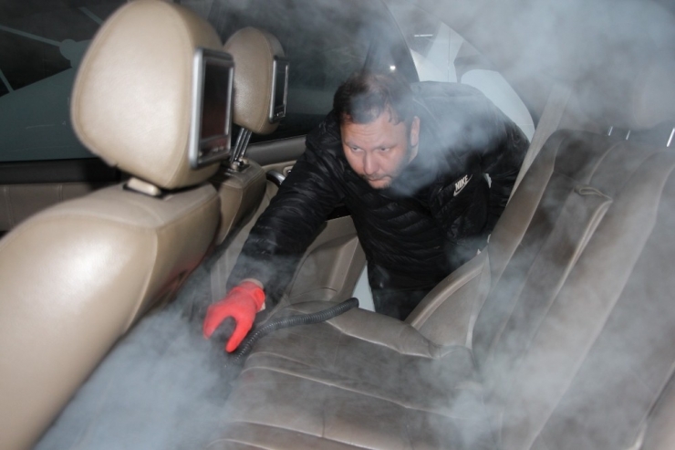 Fırsatçılara Kızdı, Vatandaşların Araçlarını Ücretsiz Dezenfekte Ediyor