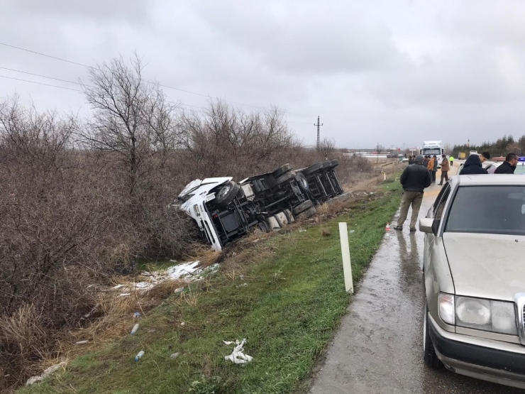 Buğday Yüklü Tır Devrildi