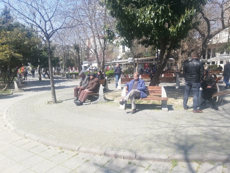 Kahvehaneler Kapandı, Seyyar Satıcıdan Çay Alıp Parklarda Sohbet Ettiler