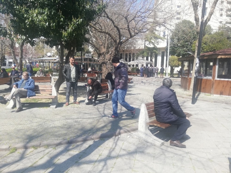 Kahvehaneler Kapandı, Seyyar Satıcıdan Çay Alıp Parklarda Sohbet Ettiler
