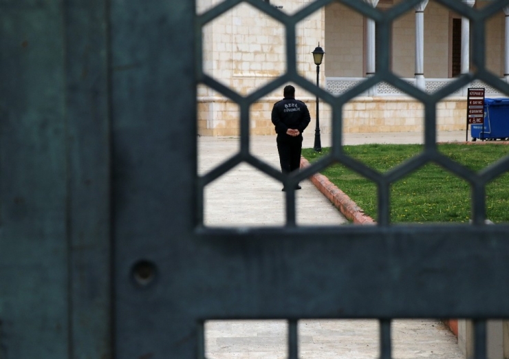 Adana’nın En Büyük Camisine 1 Kişi Geldi