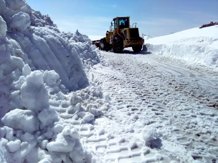 Pütürge’de Kar Kalınlığı 4 Metreyi Aştı