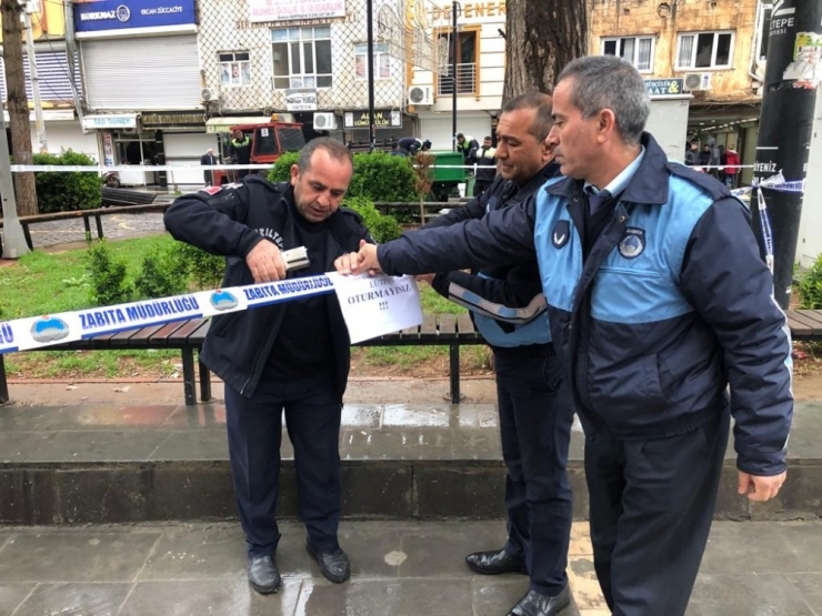 Mardin’de Belediye Bankları Kaldırdı, Oturma Alanlarına Güvenlik Şeridi Çekti