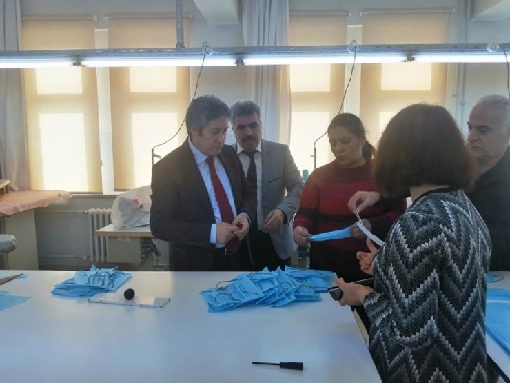 Malatya’da Meslek Liseleri Dezenfektan Ve Maske Üretiyor