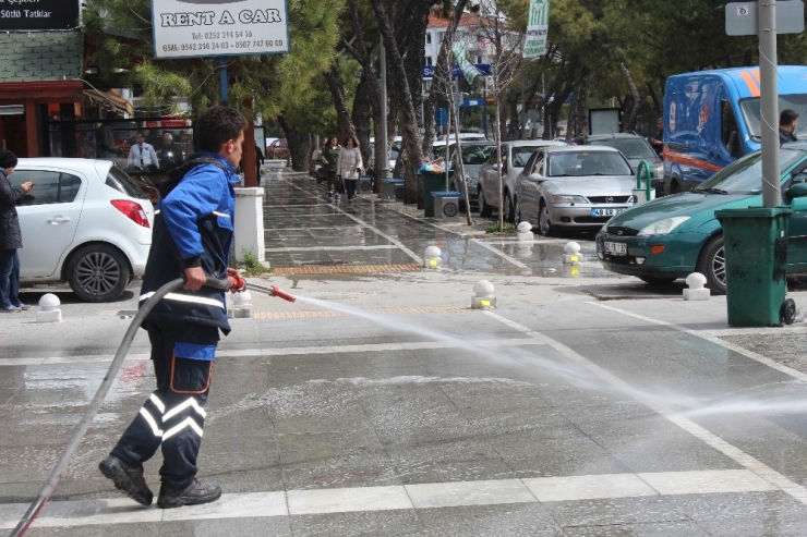 Menteşe Sokakları Yıkanıyor