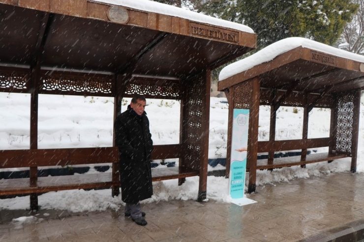 Nevşehir’de Otobüs Durağındaki El Dezenfektanı Kayboldu