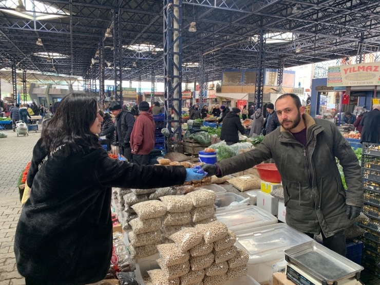 Isparta’da Semt Pazarında Pazarcı Esnafına Eldiven Dağıtıldı