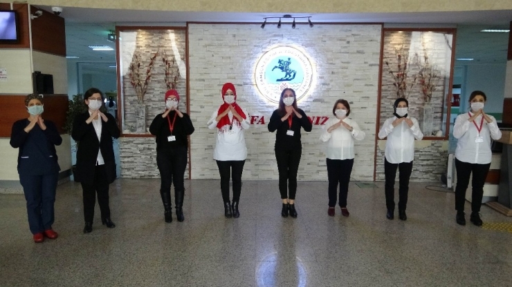 Hastane Personelinden İşaret Diliyle ’Evde Kal’ Çağrısı