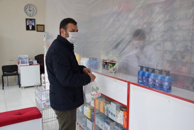 Eczanede İlginç Korona Virüs Önlemi