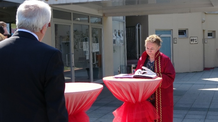 Gelin İtalyan Olunca Memur Nikahı Salon Dışında Kıydı