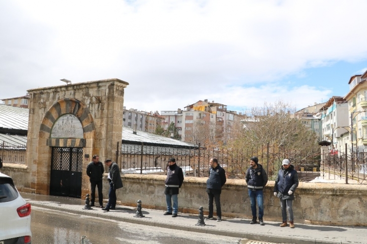 Tarihi Camide Namazsız Cuma