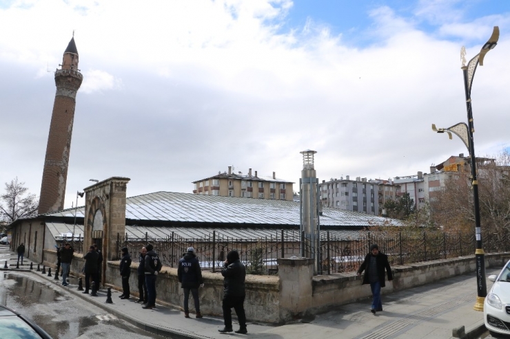 Tarihi Camide Namazsız Cuma