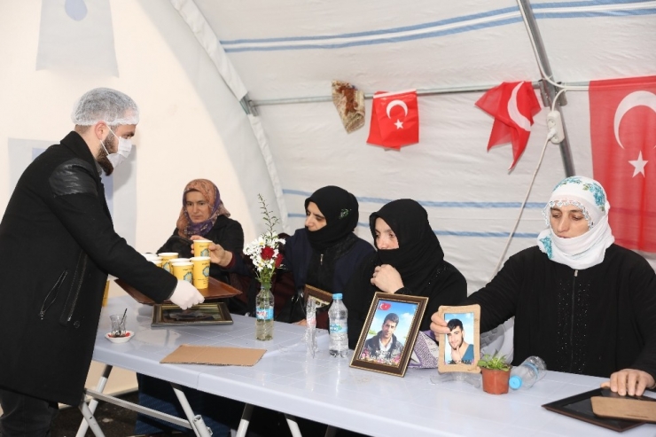 Büyükşehir Belediyesi Evlat Nöbeti Tutan Ailelere Çorba İkram Etti