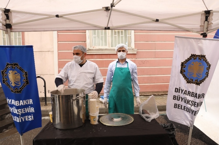 Büyükşehir Belediyesi Evlat Nöbeti Tutan Ailelere Çorba İkram Etti