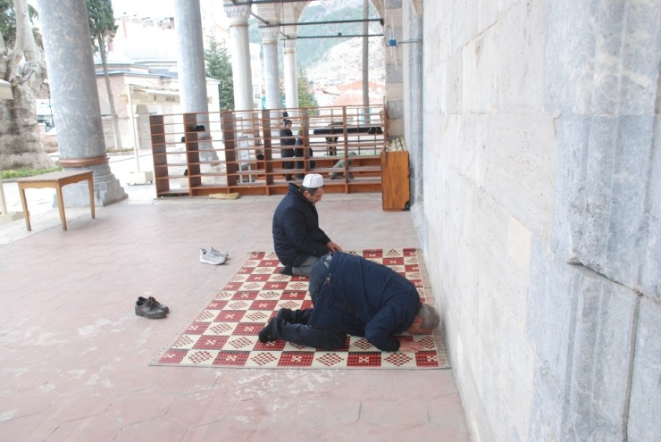 Tokat’ta Öğle Namazı Münferit Olarak Kılındı