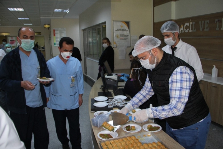Korona Virüs Mesaisindeki Sağlık Personeline Tatlı İkramı