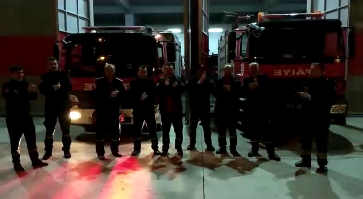 İtfaiyecilerden Sağlık Çalışanlarına Moral Alkışı