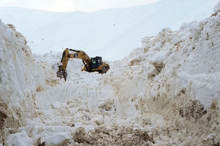 Kar Kalınlığının 10 Metreyi Bulduğu Çığ Bölgesinde Çalışma
