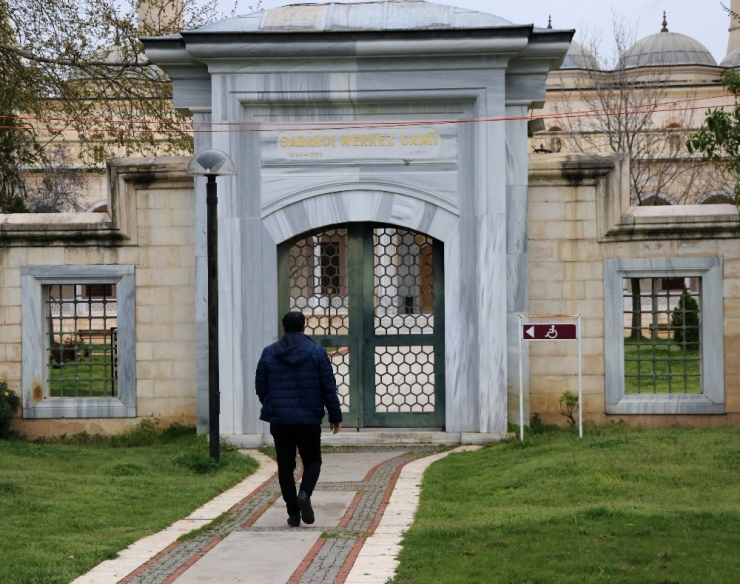 Adana’nın En Büyük Camisine 1 Kişi Geldi