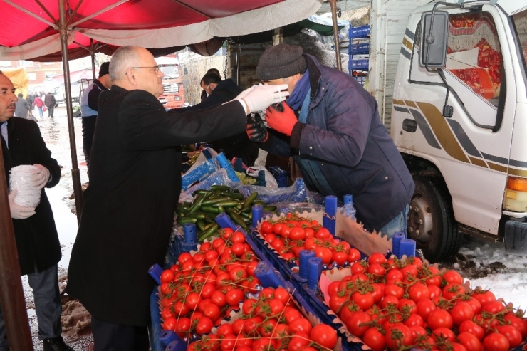 Başkan Öztürk Pazarcı Esnafına Maske Dağıttı