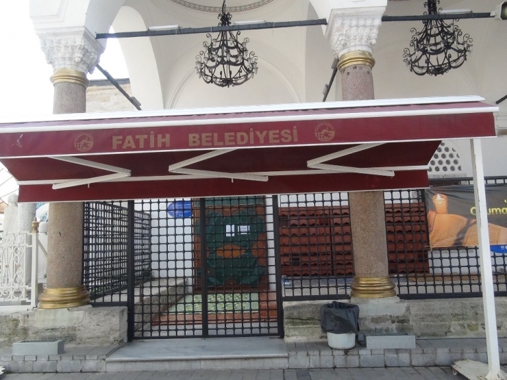 Korona Virüs Nedeniyle Cuma Namazında Taksim Mescidi Boş Kaldı