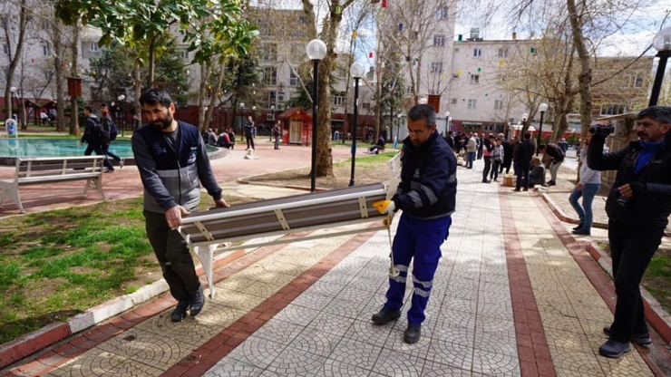 Adıyaman’da Banklar Sökülüyor