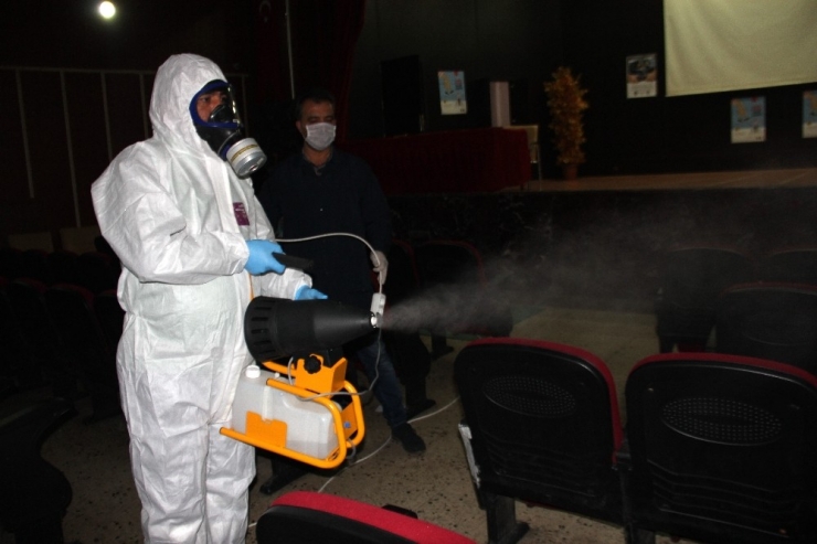 Dezenfekte Yapan Engelli Şahıs "Milli Mesele" Diyerek İzne Ayrılmadı