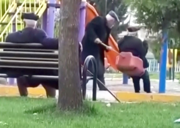 Yaşlıların, Çocuk Oyun Alanında Salıncak Keyfi