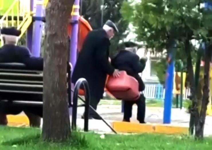 Yaşlıların, Çocuk Oyun Alanında Salıncak Keyfi