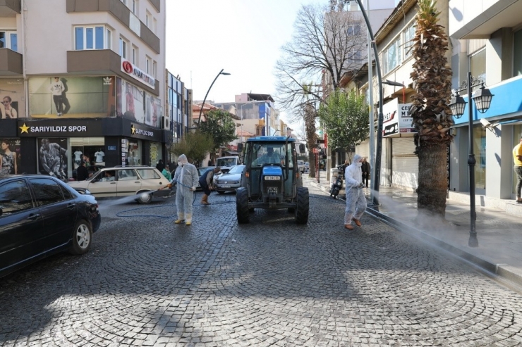 Akhisar Belediyesi Salgın Hastalıklara Karşı Sokakları Yıkıyor