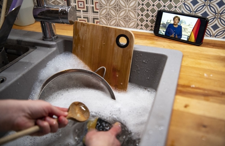 Pazartesi Gününden İtibaren Almanya’nın Tamamında Sokağa Çıkma Yasağı Uygulanabilir