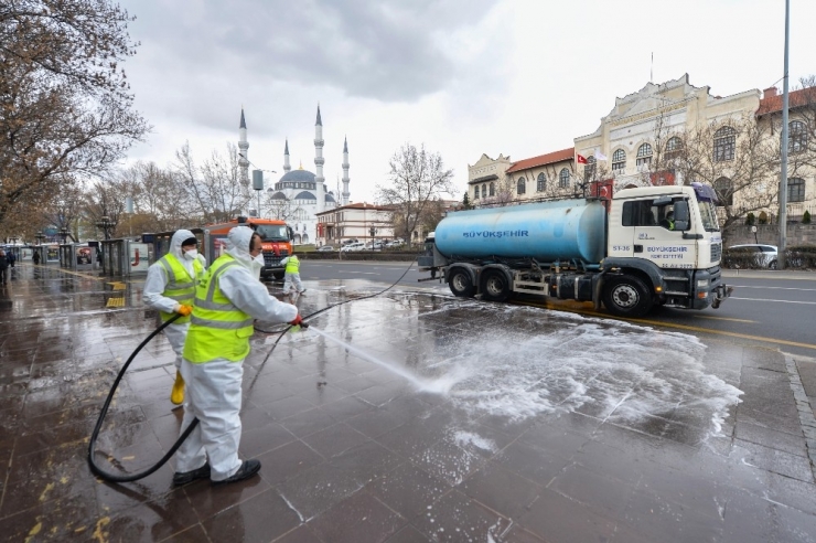 Büyükşehirden Atatürk Bulvarı’nda Temizlik