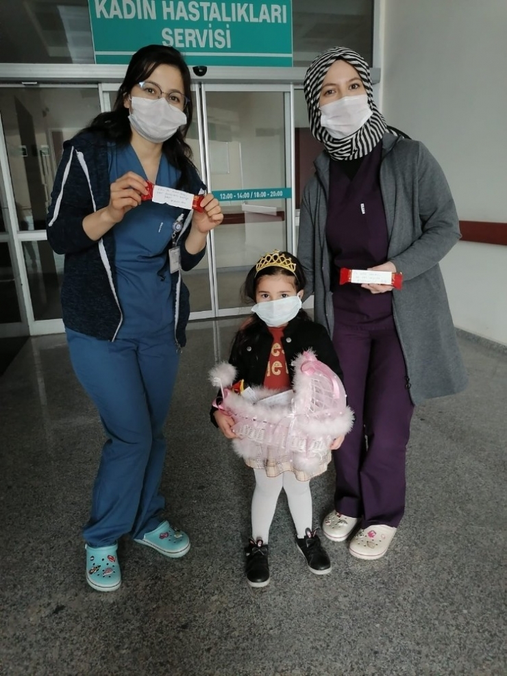 Minik Zeynep’ten Hemşire Annesine Ve Sağlık Çalışanlarına Anlamlı Destek