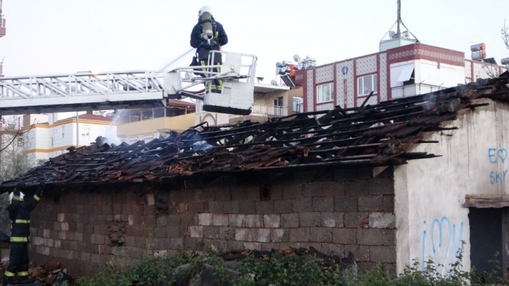 Antalya’da Ahşap Ev Alev Alev Yandı