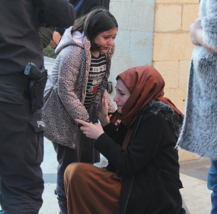 Antalya’da Otomobille Valilik Duvarına Çarpan Kadın Gözyaşlarına Boğuldu