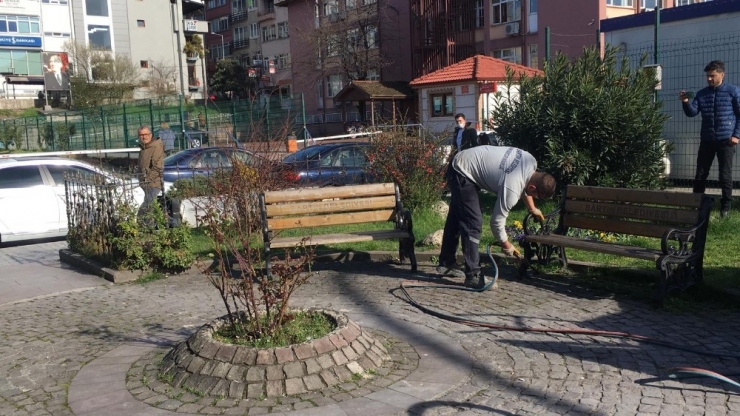 Vatandaşlar Uyarıya Rağmen Sokağa Çıktı, Belediye Bankları Kaldırdı