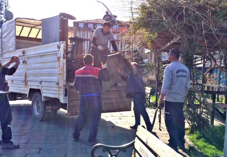 Vatandaşlar Uyarıya Rağmen Sokağa Çıktı, Belediye Bankları Kaldırdı