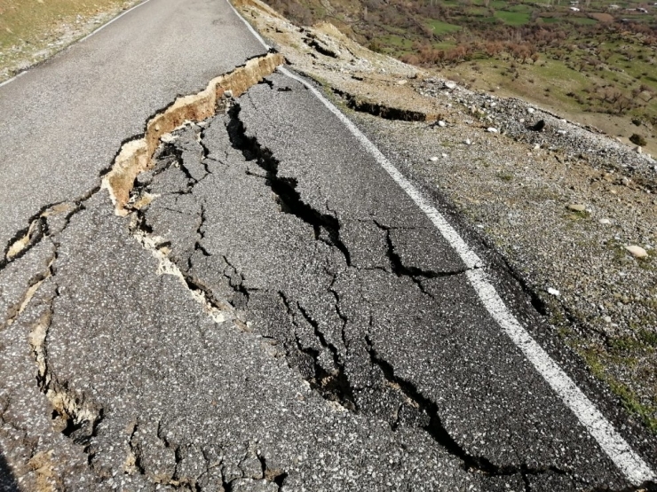 Sason’da Çöken Yol Vatandaşlar Tarafından Trafiğe Kapatıldı