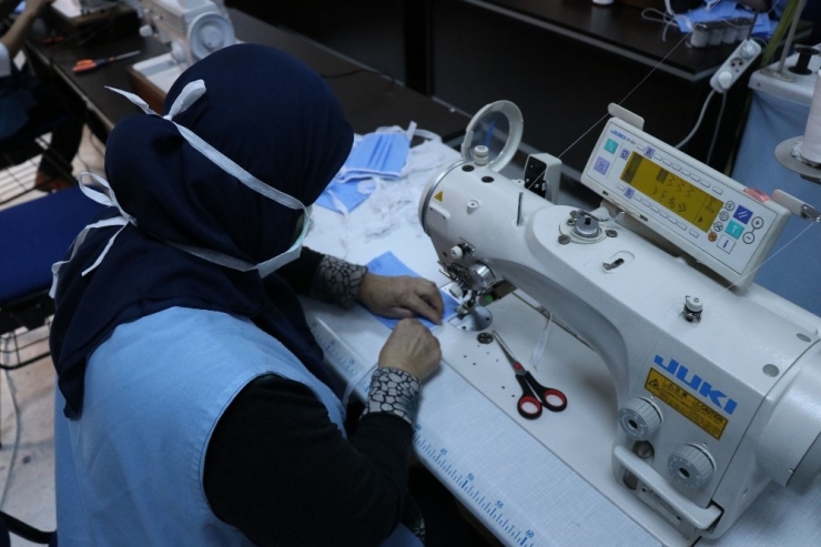 Bolu’da, Sağlık Çalışanları İçin Hastanede Maske Dikimine Başlandı