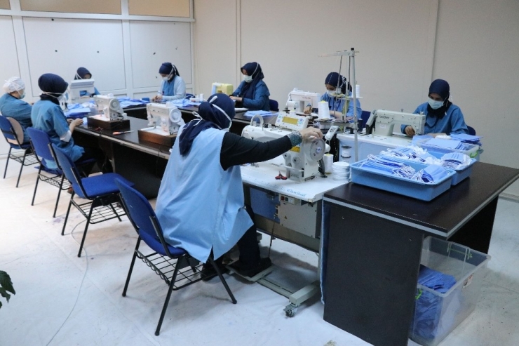 Bolu’da, Sağlık Çalışanları İçin Hastanede Maske Dikimine Başlandı