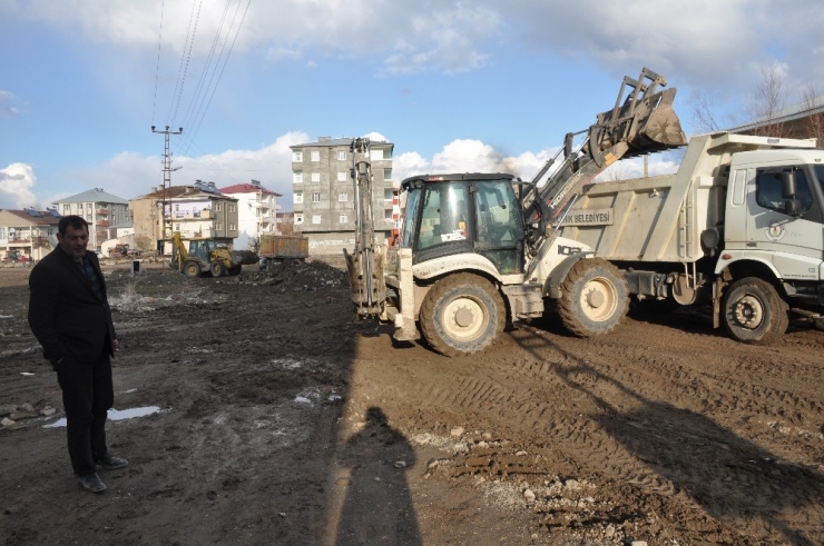 Bulanık Belediyesi Bahar Ayının Gelmeyle Birlikte Yol Yapım Çalışması Başladı